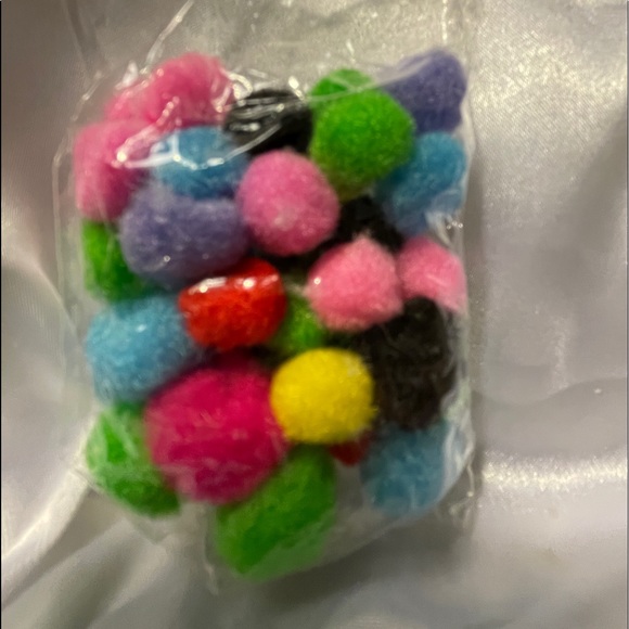 BIRD CAGE DIFFUSER LOCKET NECKLACE - NWOT - 3 Random Color Pom Poms - Picture 6 of 9